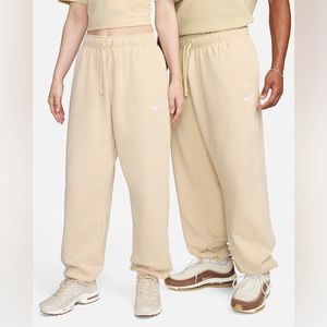 Nike Sportswear Club Fleece Women's Mid-Rise Oversized Sweatpants